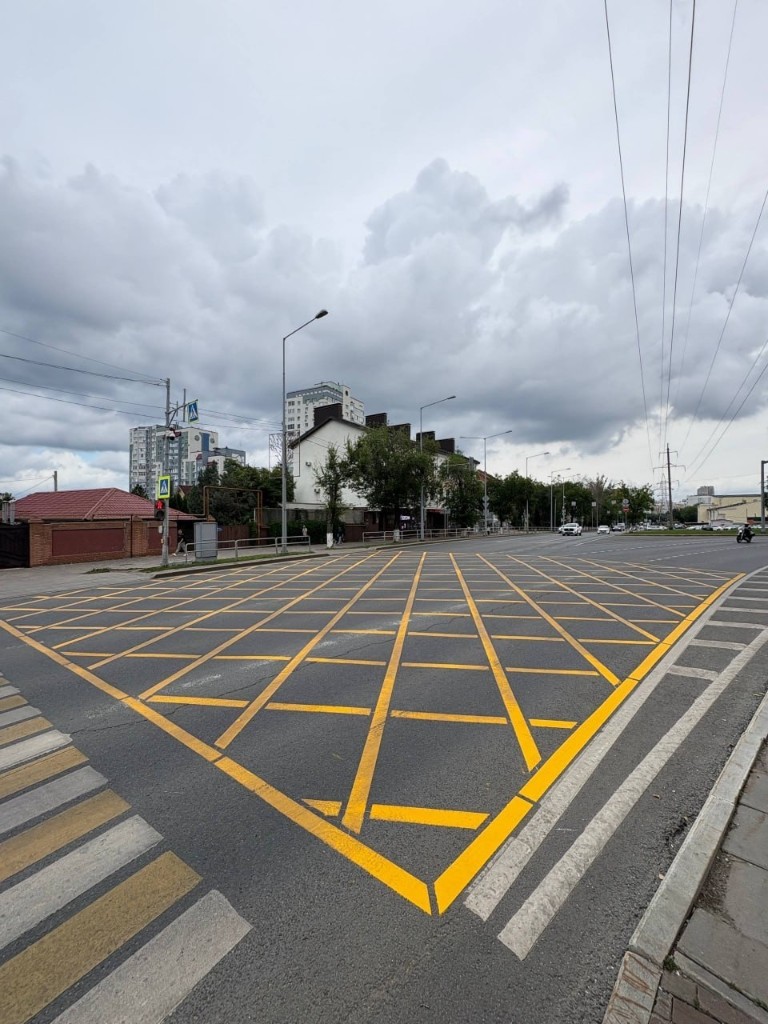 Вид на перекрёсток с вафельной разметкой